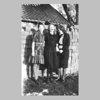 051-0031 Drei Freundinnen aus Koellmisch Damerau. Von l. Kieselotte Lewitzki, Magdalena Neumann und Inge Hoepfner..jpg